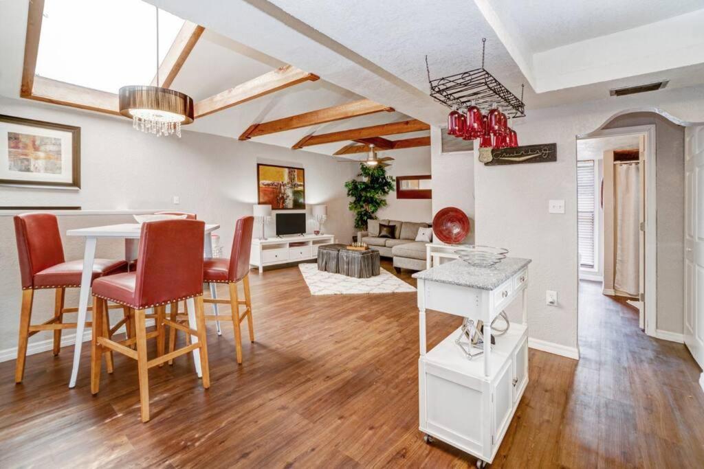 Hidden Couples Loft Retreat In Heights Foodie District Тампа Екстериор снимка
