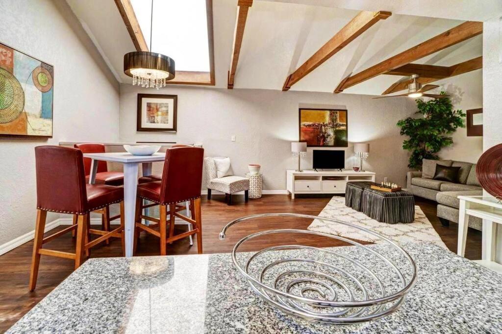 Hidden Couples Loft Retreat In Heights Foodie District Тампа Екстериор снимка