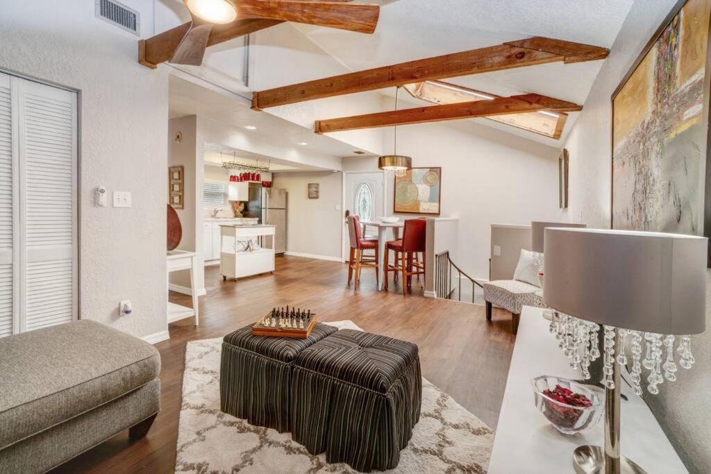 Hidden Couples Loft Retreat In Heights Foodie District Тампа Екстериор снимка